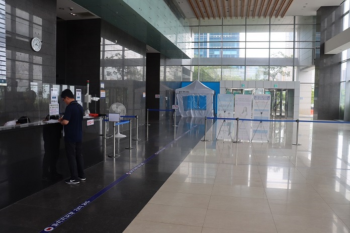 부가가치세 신고를 위해 방문하신 민원인분들은 바로 2층 대기석으로 가시면 됩니다.